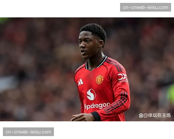 曼联宣布与中场新星续约，其快速推进能力备受教练组青睐
